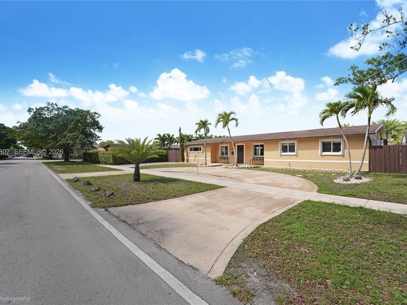 7921 NW 178th St, Hialeah FL 33015