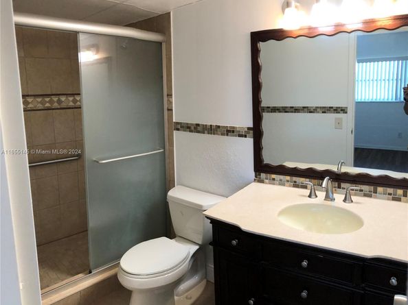 1000 Country Club Dr 404, Margate FL 33063