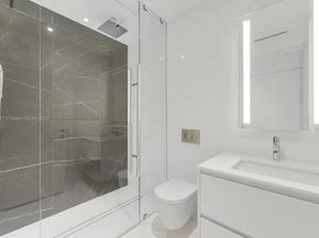 300 Biscayne Boulevard Way 4104C, Miami FL 33131