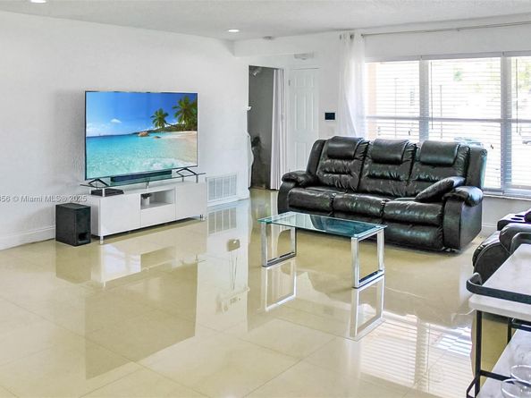 9400 NW 13th St, Pembroke Pines FL 33024