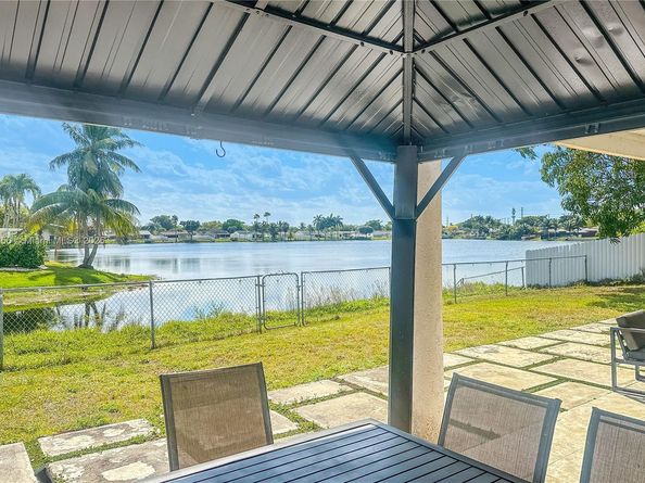 9400 NW 13th St, Pembroke Pines FL 33024