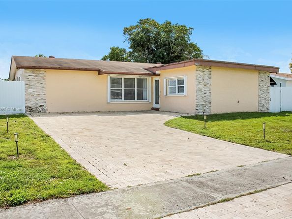 9400 NW 13th St, Pembroke Pines FL 33024