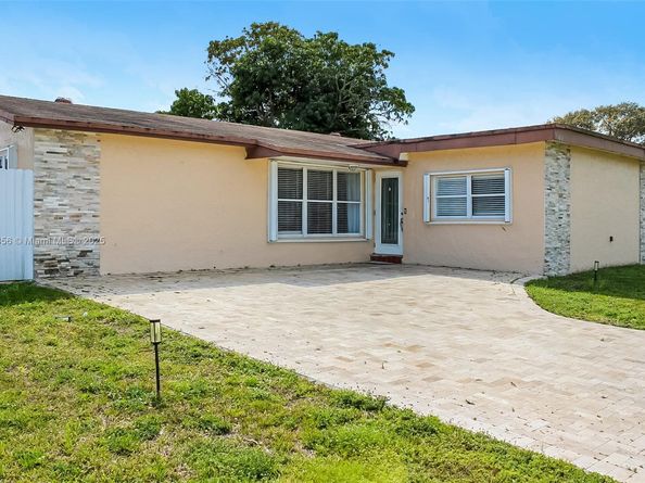 9400 NW 13th St, Pembroke Pines FL 33024