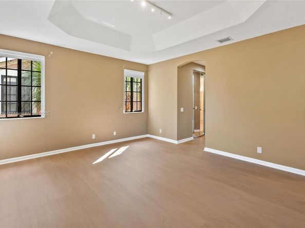 2649 Center Ct Dr 27, Weston FL 33332