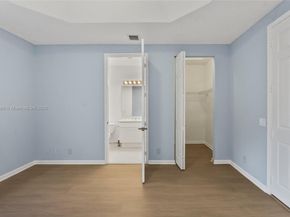 2649 Center Ct Dr 27, Weston FL 33332