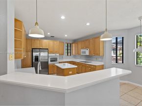 2649 Center Ct Dr 27, Weston FL 33332