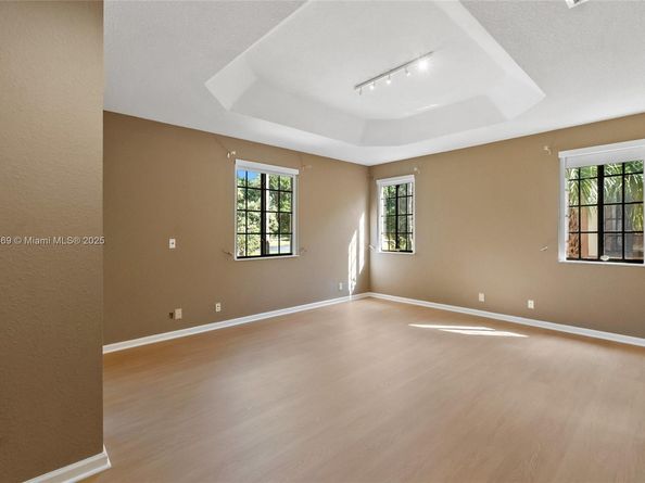 2649 Center Ct Dr 27, Weston FL 33332