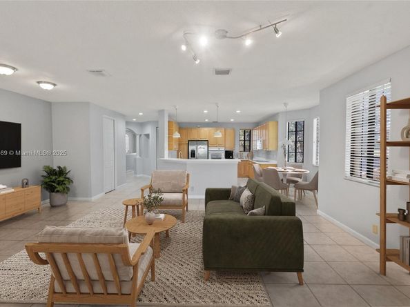 2649 Center Ct Dr 27, Weston FL 33332