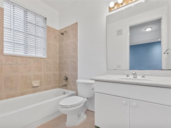 2649 Center Ct Dr 27, Weston FL 33332