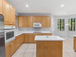 2649 Center Ct Dr 27, Weston FL 33332