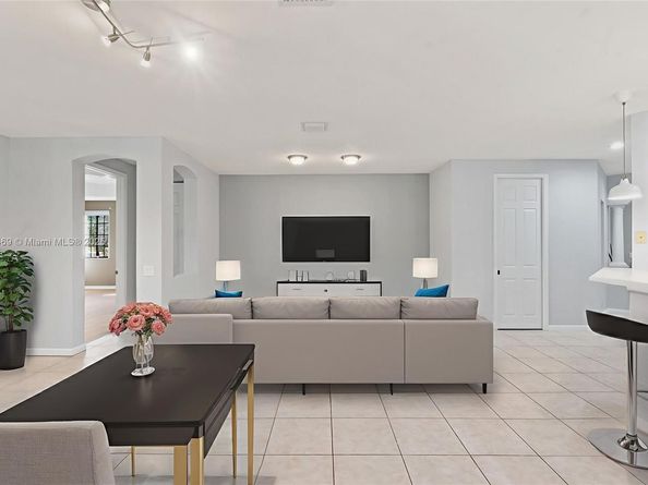 2649 Center Ct Dr 27, Weston FL 33332