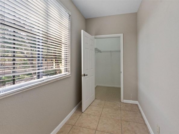 2649 Center Ct Dr 27, Weston FL 33332