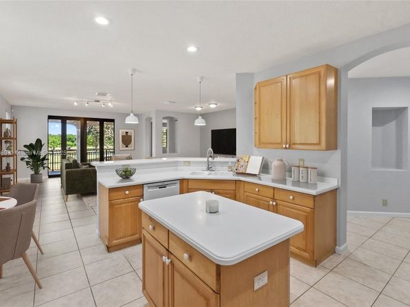 2649 Center Ct Dr 27, Weston FL 33332