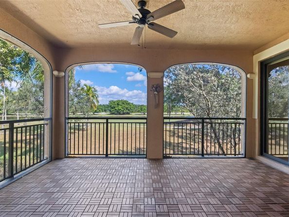 2649 Center Ct Dr 27, Weston FL 33332