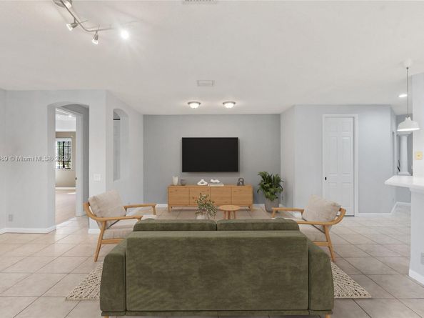 2649 Center Ct Dr 27, Weston FL 33332