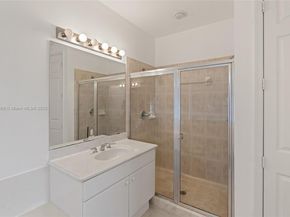 2649 Center Ct Dr 27, Weston FL 33332