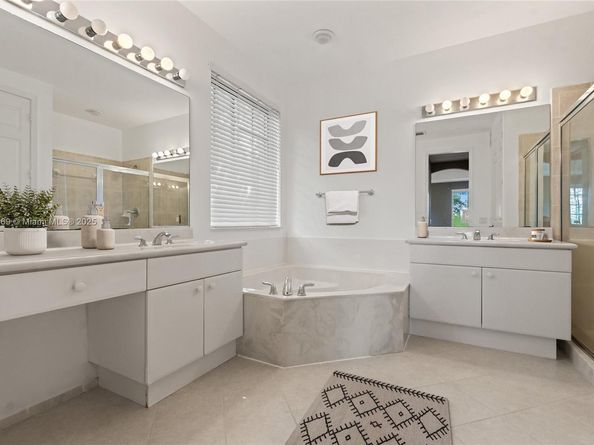 2649 Center Ct Dr 27, Weston FL 33332