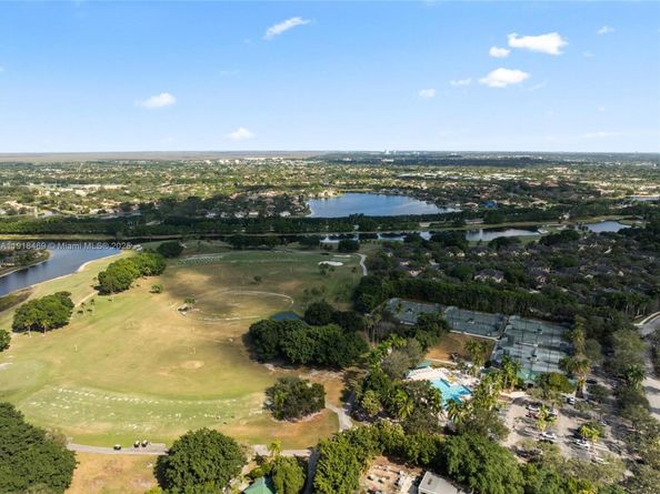 2649 Center Ct Dr 27, Weston FL 33332