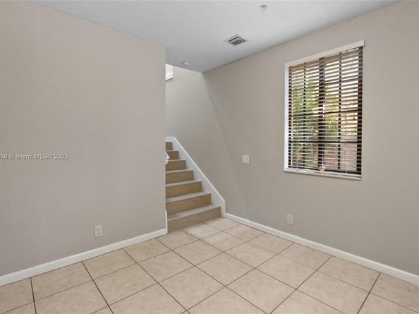 2649 Center Ct Dr 27, Weston FL 33332