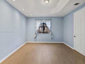 2649 Center Ct Dr 27, Weston FL 33332