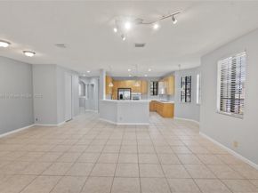 2649 Center Ct Dr 27, Weston FL 33332