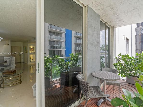 5091 NW 7th St 503, Miami FL 33126