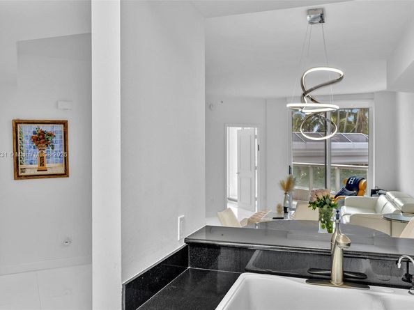 21050 Point Pl 302, Aventura FL 33180