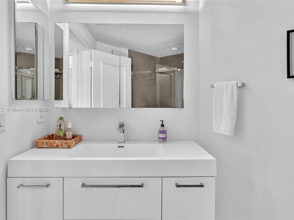 21050 Point Pl 302, Aventura FL 33180