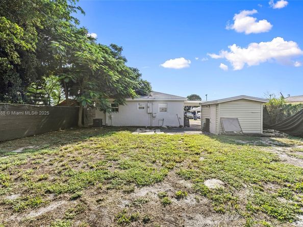 7823 Loomis St, Lantana FL 33462