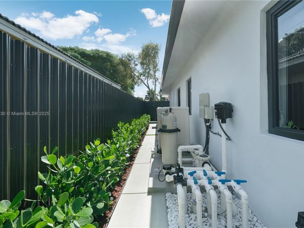 15563 SW 115th St, Miami FL 33196