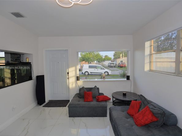 1330 N 69th Ave, Hollywood FL 33024