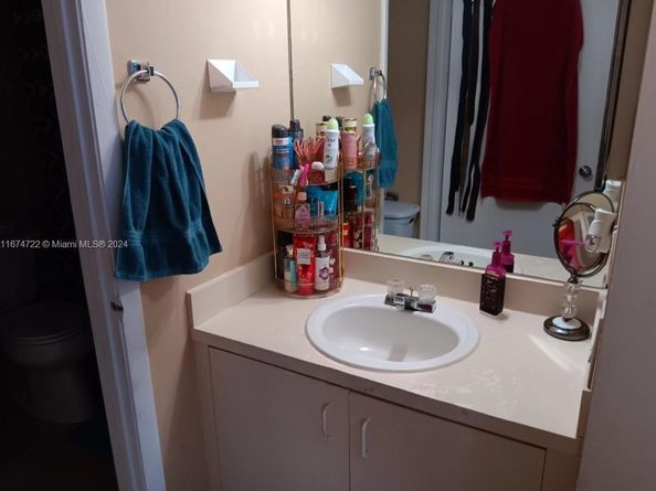 18870 NW 57th Ave 108, Hialeah FL 33015