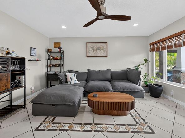 6640 Douglas St, Hollywood FL 33024