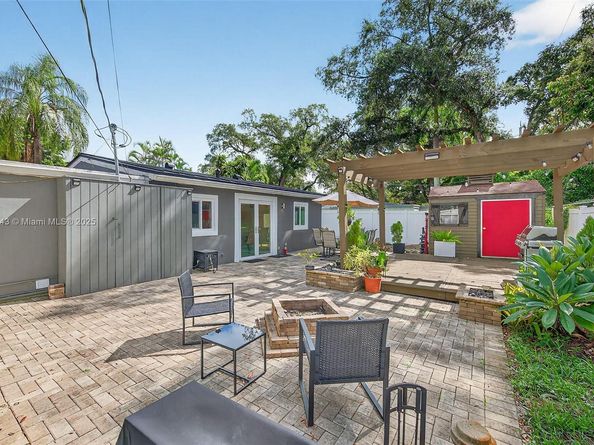 6640 Douglas St, Hollywood FL 33024