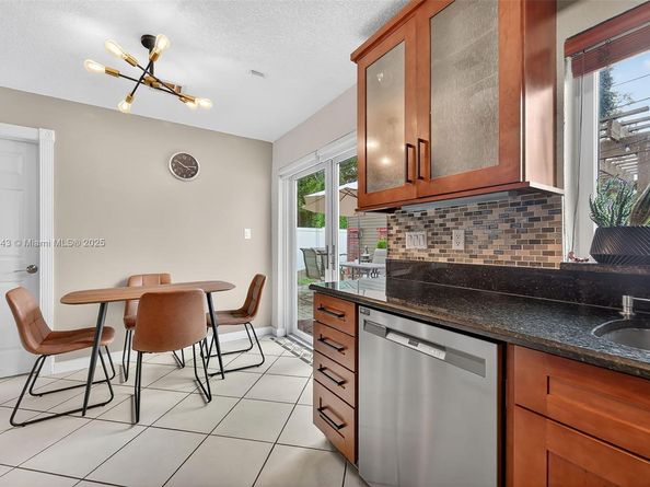 6640 Douglas St, Hollywood FL 33024