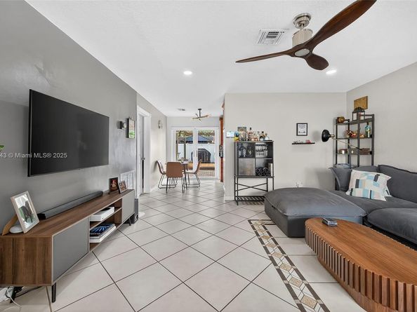6640 Douglas St, Hollywood FL 33024