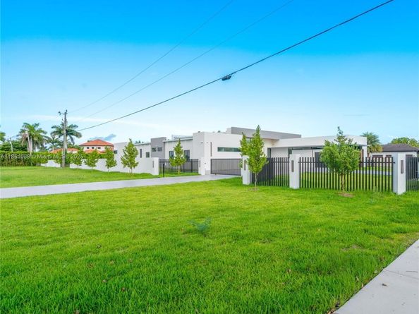 12190 NW 6th St, Miami FL 33182
