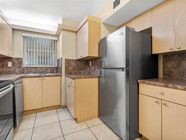 8860 Fontainebleau Blvd 304, Miami FL 33172