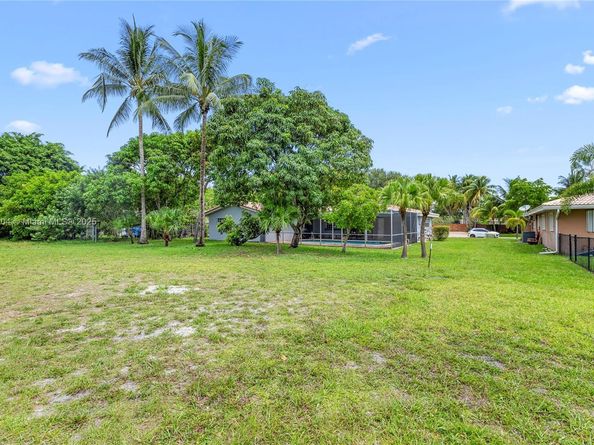 6520 SW 20th St, Plantation FL 33317
