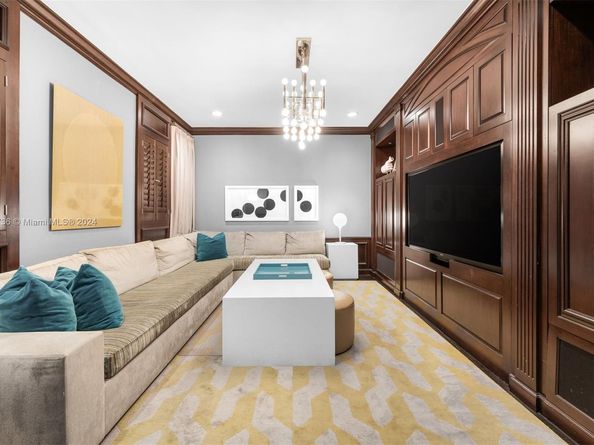 5077 N Bay Rd, Miami Beach FL 33140