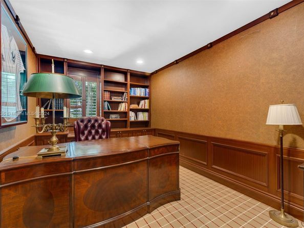 5077 N Bay Rd, Miami Beach FL 33140