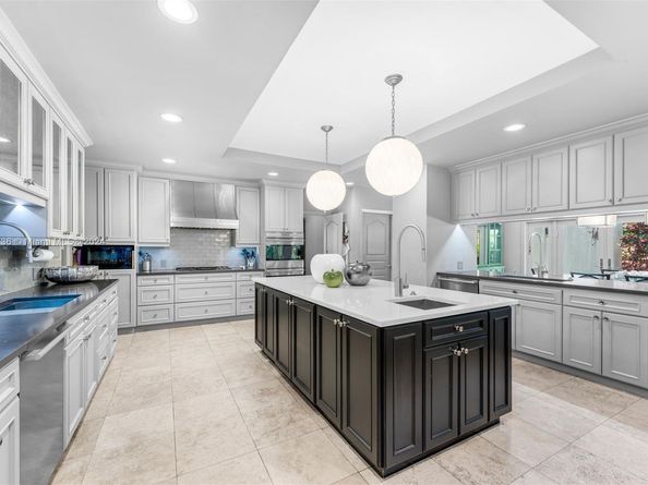 5077 N Bay Rd, Miami Beach FL 33140