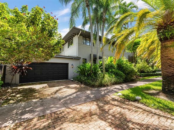 5077 N Bay Rd, Miami Beach FL 33140