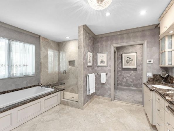 5077 N Bay Rd, Miami Beach FL 33140