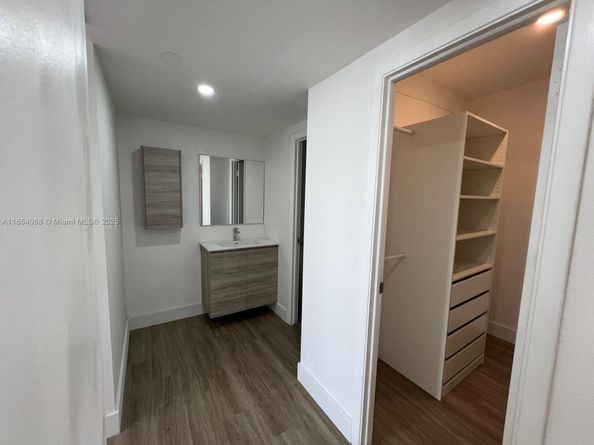 500 Bayview Dr 1120, Sunny Isles Beach FL 33160
