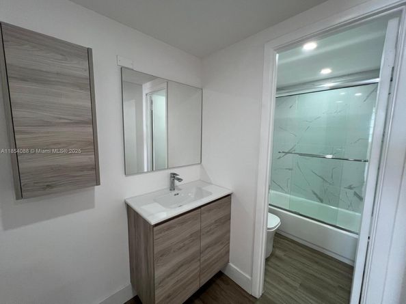 500 Bayview Dr 1120, Sunny Isles Beach FL 33160