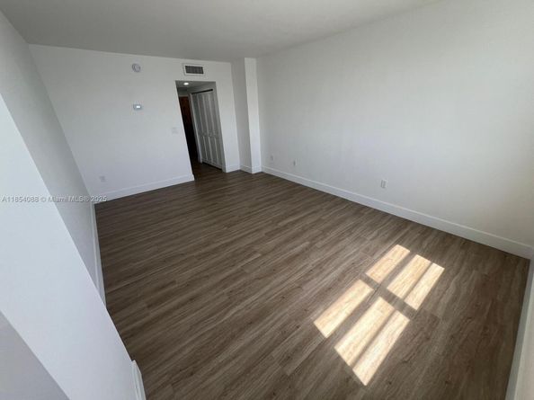 500 Bayview Dr 1120, Sunny Isles Beach FL 33160