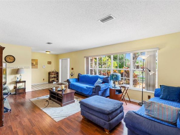6520 SW 20th St, Plantation FL 33317