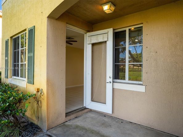 6051 SW 19th Pl, North Lauderdale FL 33068