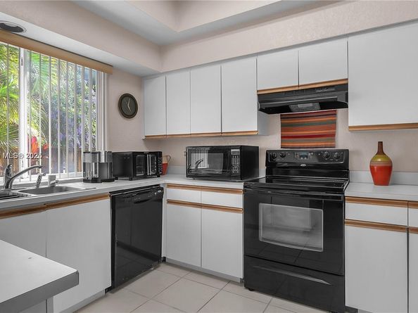 10132 NW 4th street, Plantation FL 33324